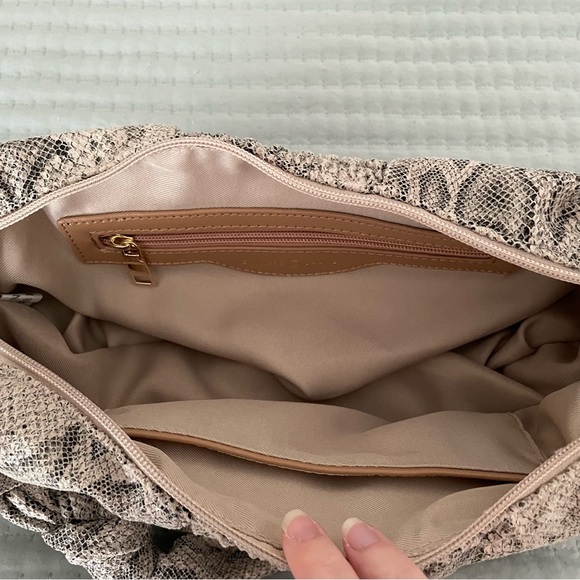 Chinese Laundry Women’s Faux Snake Skin Zipper Shoulder Purse - Picture 4 of 8